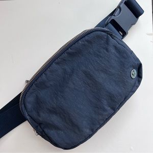 Lululemon Everywhere Belt Bag (navy)